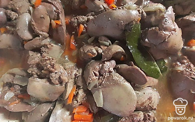 Добавить промытую куриную печень.