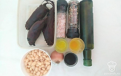 Отварите фасоль до полной готовности и остудите ее. Очистите вареную свеклу от кожуры. Лук очистите от шелухи. С консервированной фасоли слейте жидкость.