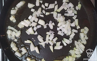 Лук нарежьте мелким кубиком и обжарьте его на миндальном масле до золотистого цвета около 5 минут. Свеклу нарежьте небольшими кусочками.