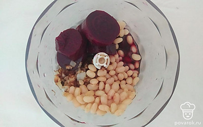 В чаше блендера смешайте свеклу, обжаренный лук, фасоль, соевый соус, сок лимона, сок апельсина, специи. Все хорошо пробейте до однородности.