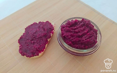 Обжарьте несколько гренок из черного и белого хлеба. Готовый свекольный паштет нанесите на гренки и выложите их на плоское блюдо. Сверху гренки украсьте листиками зелени или выложите четвертинку помидора Черри.