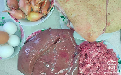 Разложите все мясные продукты по разным глубоким тарелкам. Лук и яйца поместите в отдельные тарелки.