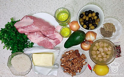 Промойте петрушку. Отрежьте масло. Насыпьте рис в тарелку. Выложите оливки, маслины и грибы по тарелкам. Налейте оливковое и подсолнечное масло по тарам. Выложите мясо. Подготовьте специи, лук, авокадо, лимон и орехи.