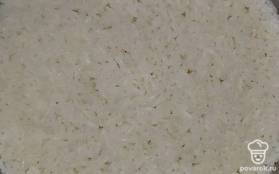 Промойте рис до прозрачной воды и выложите в кастрюлю. Залейте воды в соотношении 1:1 с рисом. Варите согласно инструкции на упаковке до готовности.