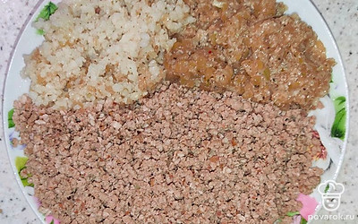 Обжаренное мясо выложите в мясорубку и перемелите в фарш. Лук и рис также пропустите через мясорубку.
