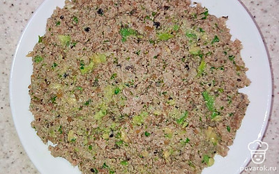 Мясной фарш, лук, рис и остальные ингредиенты выложите в глубокую тарелку. Добавьте сливочное и оливковое масло. Выжмите лимонный сок и добавьте в тарелку. Вилкой перемешайте все ингредиенты до однородности. Подайте готовый паштет на гренках из белого хлеба.