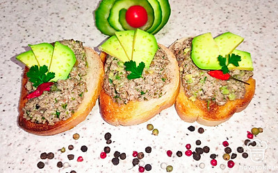 Украсьте готовые бутерброды перцем, петрушкой и дольками авокадо.