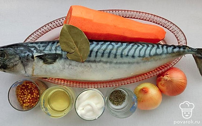 Выложите рыбу. Очистите морковь. Подготовьте лук, масло и специи.
