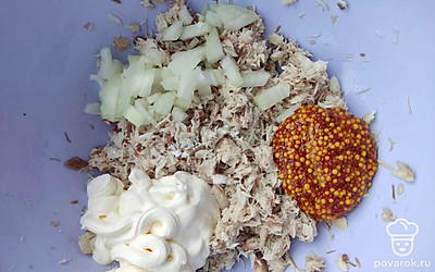 Достаньте рыбу из рассола, а сам рассол процедите и отставьте. Очистите от кожи и костей. Разомните мясо вилкой и выложите в тарелку. Оставшуюся половинку лука мелко покрошите, и добавьте к рыбе. Выложите в тарелку сметану и горчицу и перемешайте. Долейте бульон от рыбы, если рийет получился слишком густым. Выложите в банку и оставьте в холодильнике на 4 часа.