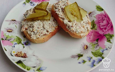 Готовый рийет подавайте на черном хлебе с ломтиками соленых огурцов.