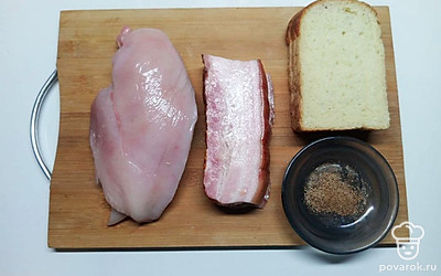 Подготовьте куриное филе, бекон, ломтики хлеба и необходимые специи. Нужное количество сливок отмерьте и подготовьте к использованию.