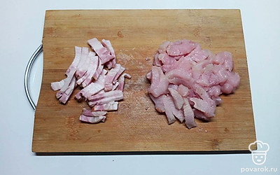 Куриное филе вымойте, очистите от жилок и видимого жира и нарежьте кусочками. Бекон нарежьте продолговатыми кусочками.