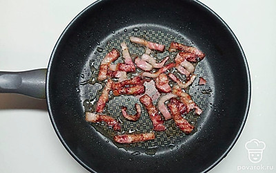 В горячую сковородку добавьте растительное масло. Бекон периодически помешивая обжарьте до золотистого цвета. Оставьте остывать.