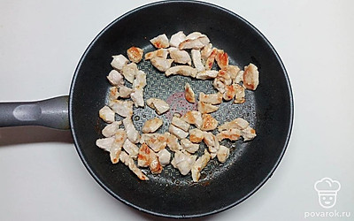 В большой сковороде периодически помешивая обжарьте куриное филе до золотистой корочки. Это займет минут 5.. Измельчите в блендере бекон, и филе. Добавьте сливки. Посолите и поперчите по вкусу.