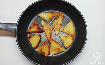На горячей сковороде с маленьким количеством масла обжарьте с двух сторон маленькие нарезанные по формам хлебцы.