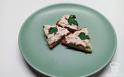 На жареные хлебцы намажьте готовый паштет, выложите в плоскую тарелку и сверху украсьте зеленью петрушки. Также можете украсить черными оливками и любом понравившейся зеленью.