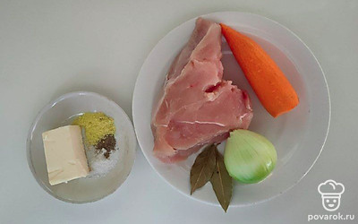 Мясо зачистите от плевы и жира, помойте и обсушите. Лук и морковь почистите, ополосните под краном и обсушите. Приготовьте рукав для запекания.
