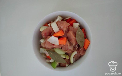 Нарежьте мясо небольшими кубиками. Морковь и лук – крупными кусками. Выложите мясо и овощи в миску, посолите, поперчите и всыпьте специи по вкусу, например, для курицы. Перемешайте.