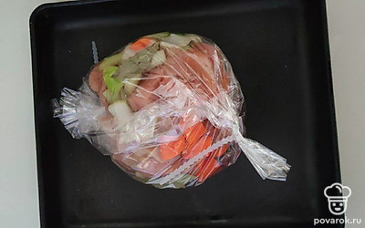 Переложите мясо с овощами в рукав для запекания. Крепко завяжите и отправьте в горячую духовку. Запекайте при 200 градусах 35-40 минут.