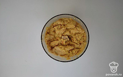 Слегка остывшее мясо с овощами переложите в блендер, добавьте сливочное масло и измельчите до однородной массы. Количество жидкости из мяса добавляйте по надобности, чтобы отрегулировать консистенцию. Отправьте паштет в холодильник.