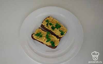 Паштет подайте в виде намазки на бутерброды. Украсьте зеленью. Или подайте отдельной закуской с украшением из зелени и ломтиков овощей.