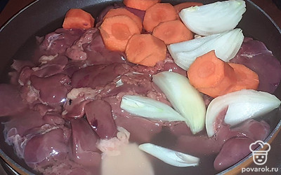 Добавьте в сковороду нарезанные лук и морковь, тушите до готовности 20 минут.