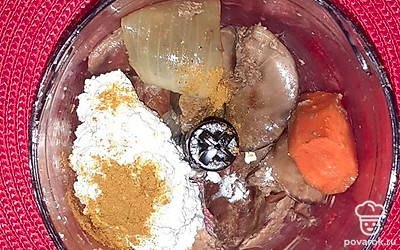 Готовые печень и овощи остудите, выложите в чашу блендера с творогом и карри и взбейте. Можно перекрутить 2 раза через мясорубку.