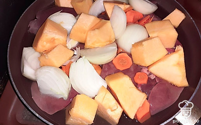 В это время очистите и нарежьте овощи. Добавьте их к печени, посолите и тушите на медленном огне 20 минут. За 5 минут до готовности добавьте сметану.