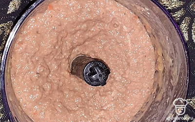 Остудите печень с овощами. Перемешайте смесь в блендере до однородной массы или пропустите через мясорубку.