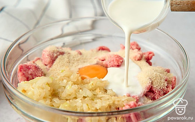 Смешайте в миске фарш с жареным луком, панировочными сухарями, молоком и куриным яйцом.