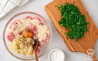 Измельчите петрушку. Добавьте ее в фарш. Посолите и поперчите массу. Хорошенько перемешайте.