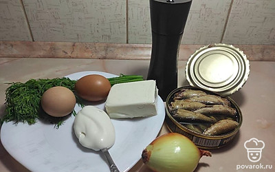 Выбирайте крупные или мелкие шпроты высокого качества для этого паштета. От их вкуса будет зависеть вкус всего блюда.