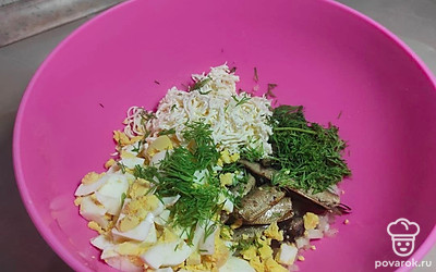 Отварите и остудите яйца, нарежьте их произвольно. В блендере измельчите лук, добавьте яйца и шпроты, мелко нарезанный укроп и натертый плавленый сыр.