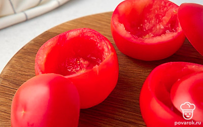 Срежьте с помидоров верхушки и аккуратно выньте мякоть, чтобы не повредить стенки.