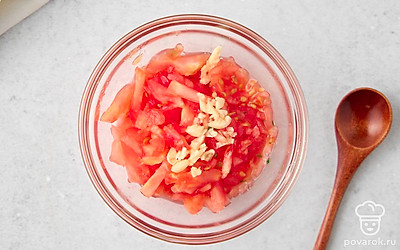 Мякоть от помидоров мелко нарежьте, смешайте с оставшимся чесноком.