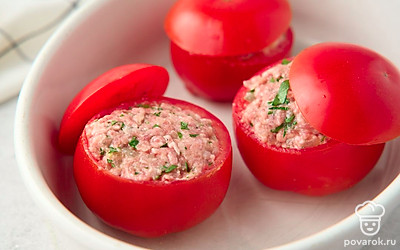 Разложите фарш равномерно по помидорам, накройте их срезанными крышечками. Выложите в форму для запекания.