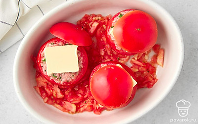 На каждый помидор положите по маленькому кусочку сливочного масла. Мякоть помидоров вылейте в форму. Отправьте форму в разогретую до 160 градусов духовку на 1 час.