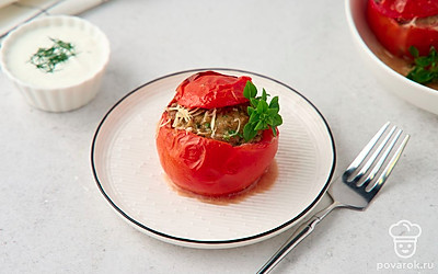 Посыпьте фаршированные помидоры тертым сыром перед подачей и украсьте базиликом.