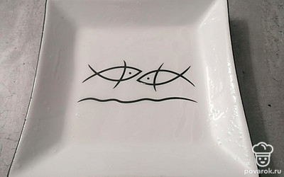 Тарелку смазать растительным маслом. 