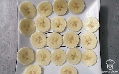 Выложить кружочки банана на смазанную маслом тарелку. Убрать в микроволновую печь на 5 минут. 