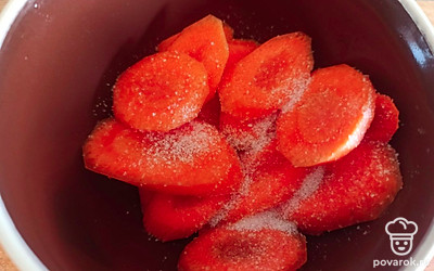 Морковь натрите на терке слайсами (0,5 сантиметров) и смешайте с сахаром.