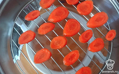 Выложите в аэрогриль на сеточку и готовьте при температуре 50 градусов 40 минут. По необходимости переверните и обжаривайте в аэрогриле с другой стороны.