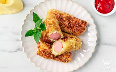 Подайте к сосискам в капусте острый томатный соус.