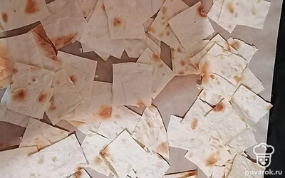 Лаваш порезать ножницами на произвольные кусочки. 