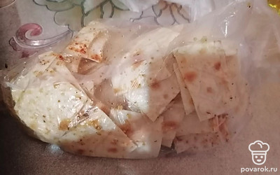 Сложить куски лаваша в пакет, всыпать соль и специи, хорошо перемешать. Влить масло и опять хорошо перемешать.