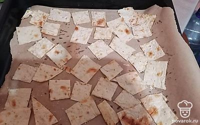 Противень застелить бумагой для выпечки, выложить куски одним слоем, поставить в разогретую до 180 градусов духовку. Выпекать около 10-15 минут. 