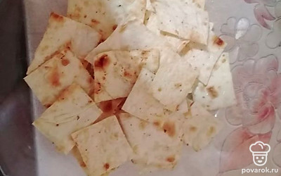 Выложить чипсы в тарелку, так же запечь оставшиеся куски. 