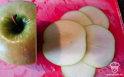 Яблоки порезать.