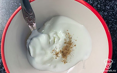 Сметану, соль и специи перемешиваем.
