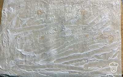 Смазываем лаваш сметаной.